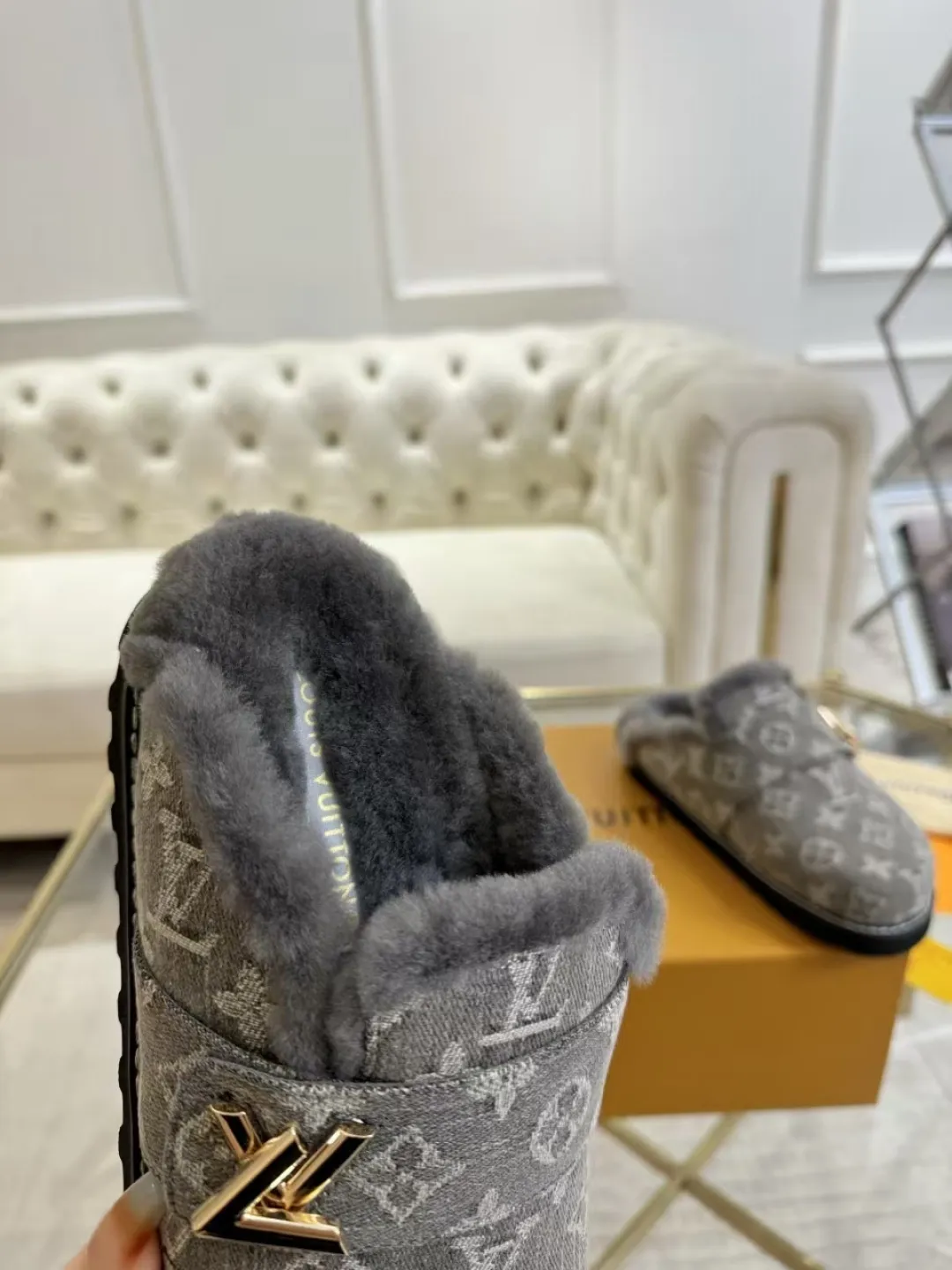 p600✨ LV Couple’s Wool Slippers｜Full of high-end feel, the soles of your feet are luxurious✨ We have achieved the ultimate restoration of the "higher version" of this pair of LV classic toe-toe slippers! 👫💫 🌟 The core advantages are clear at a glance: ✔️ Original jacquard + cowhide fabric, delicate texture, high-end at first glance; ✔️ 280% pure wool lining, wearing barefoot is like stepping on clouds ☁️, soft and skin-friendly and not sweaty; ✔️ Non-slip rubber bottom + three-dimensional toe design, super stable for walking, fashionable and practical!  👀 Must-have attention to detail: Belt buckle + classic LV presbyopic elements, revealing the aura of a big-name brand in a low-key manner ~ Whether it is a couple dating or a trip with besties, both of them are the focus when they go out👟💖 ✨ Easily match the wardrobe: jeans + sweaters, lazy and casual style ✔️ Coat + skirt, refined and elegant ✔️ One pair of shoes can handle a variety of styles, and the sense of luxury is never artificial ~ #LV slippers #couple outfit #High-End Customization #Quality Shoes Recommendation Fabric: Yangjing/classic jacquard fabric Lining: Imported wool lining Sole: Original rubber sole Size: Female 35-41 Male 38-46